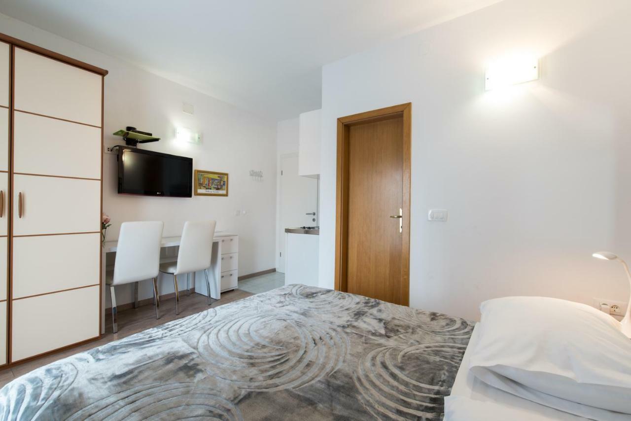 Beach Guesthouse Mediteran โปดสตรานา ภายนอก รูปภาพ