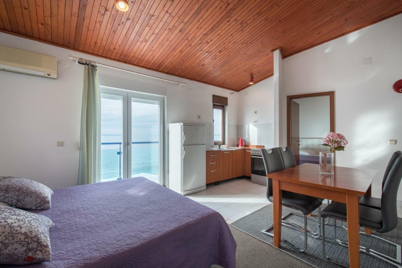 Beach Guesthouse Mediteran โปดสตรานา ภายนอก รูปภาพ