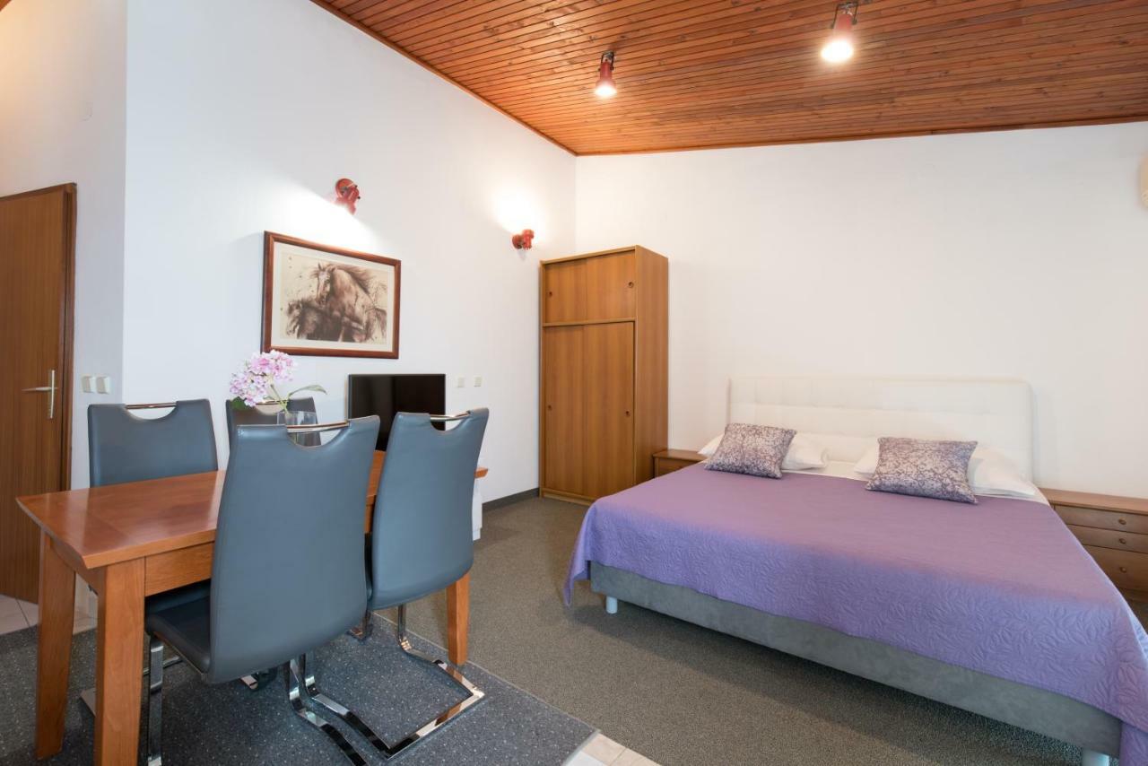 Beach Guesthouse Mediteran โปดสตรานา ภายนอก รูปภาพ